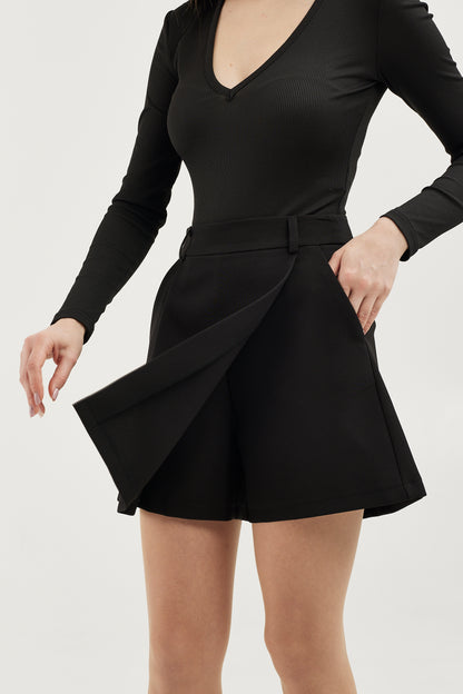 Spódnico-Spodenki Modern w Kolorze Czarnym – Nowoczesna Elegancja z Funkcjonalnością